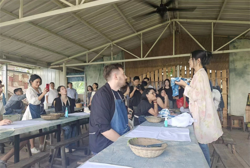 Jornalistas latino-americanos exploram iniciativas de sustentabilidade e turismo rural em SichuanUm grupo de jornalistas da América Latina visitou a província de Sichuan, sudoeste da China, para conhecer de perto algumas das iniciativas inovadoras e sustentáveis da regi?o. 